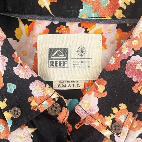 Size Small Floral Reef Button Up - Picture 4 of 4